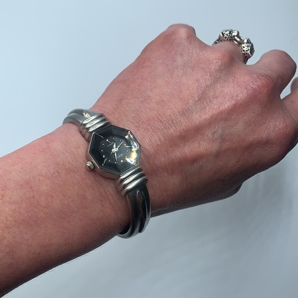 Gucci Bangle Watch - Picture 5 of 6